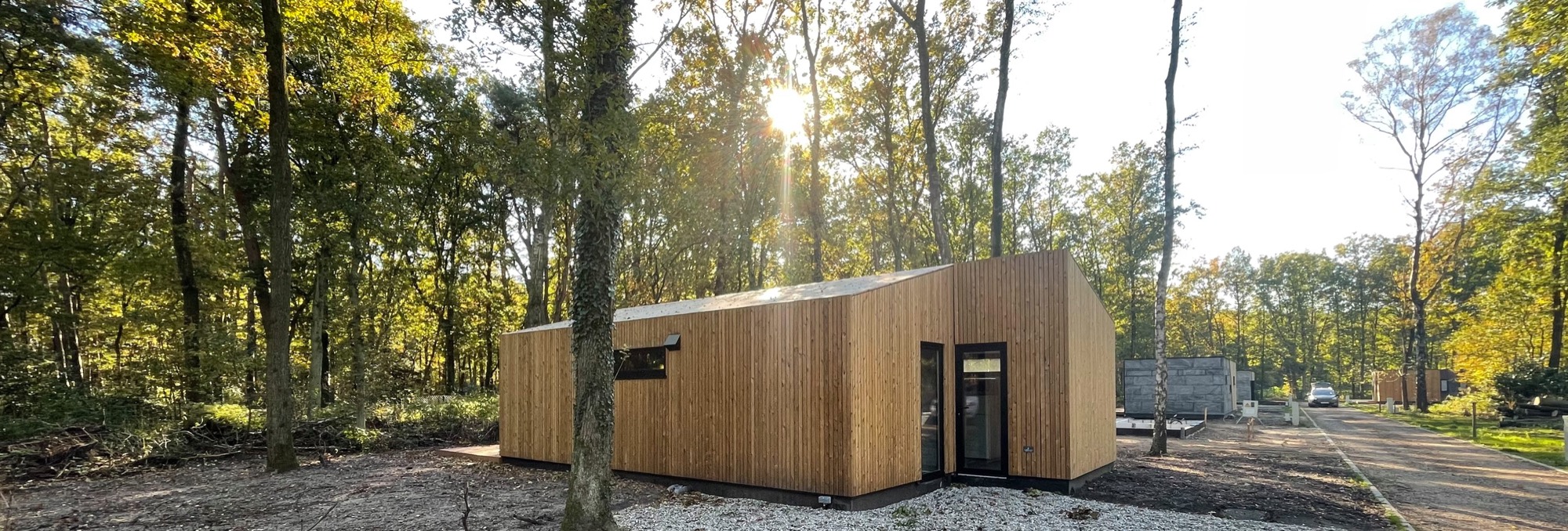 Moradia modular LEANOV em madeira concluída em terreno arborizado