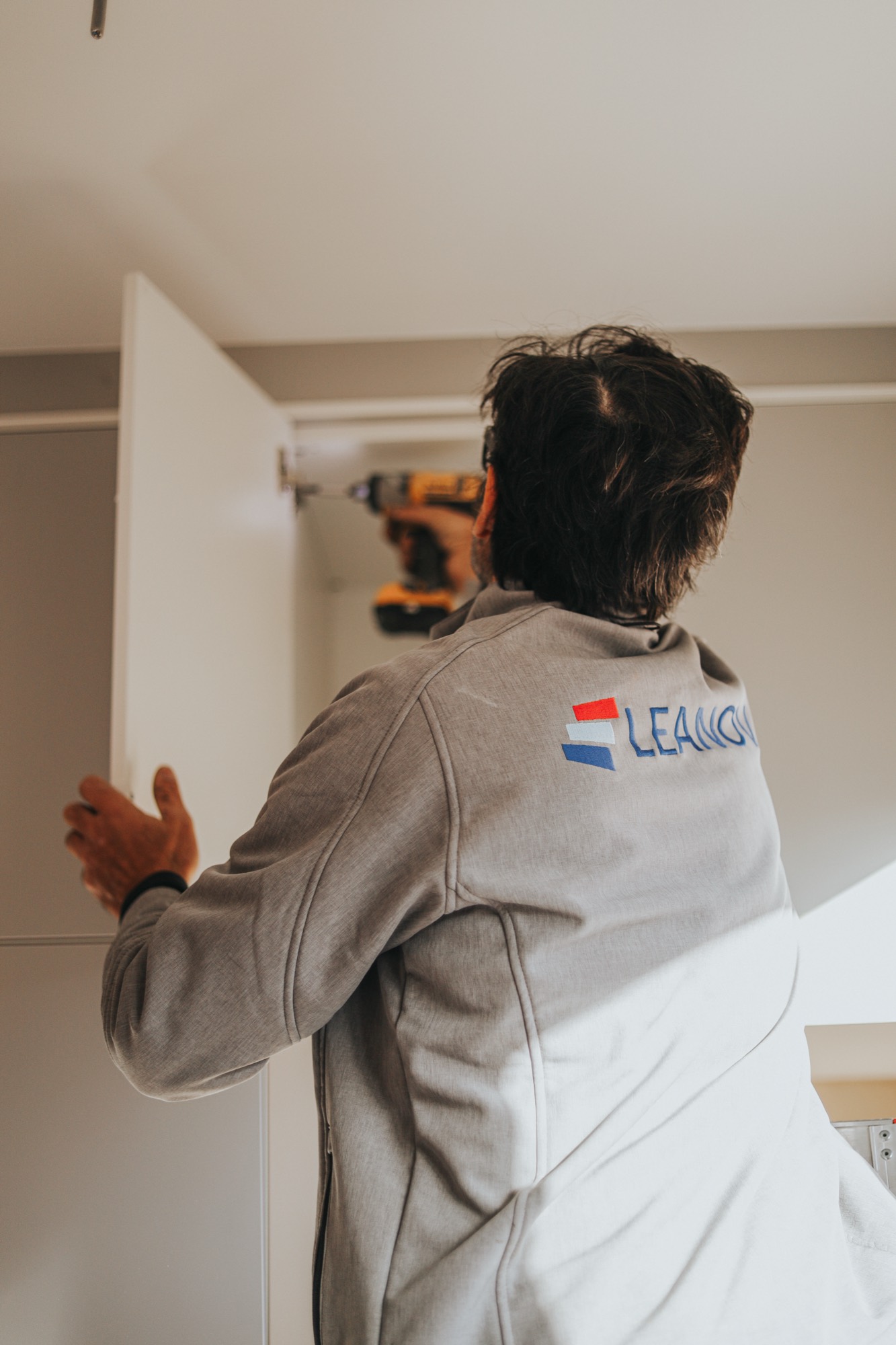 Técnico LEANOV a perfurar uma parede durante a montagem interior