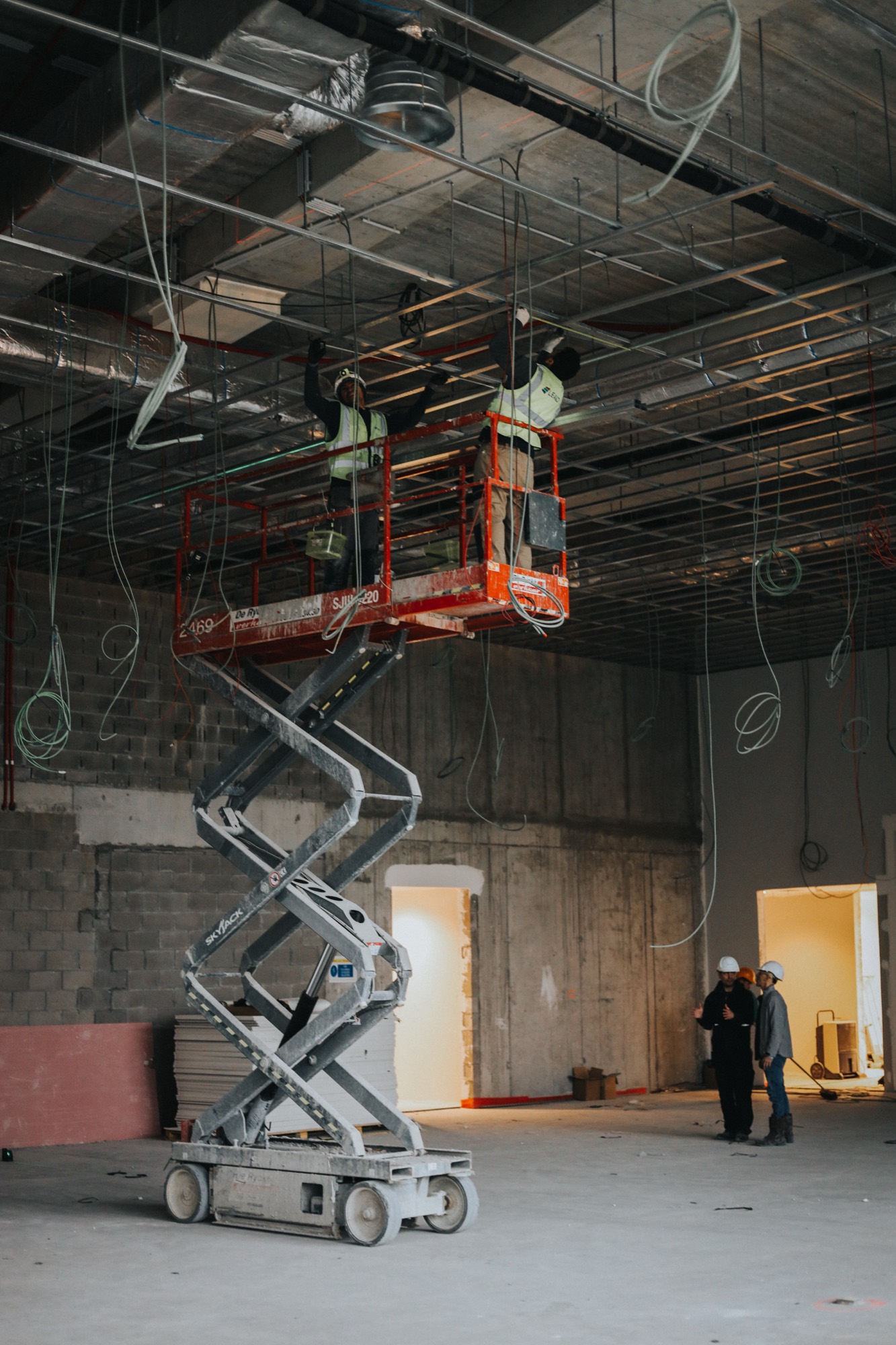 Plataforma elevatória num amplo interior em construção da LEANOV