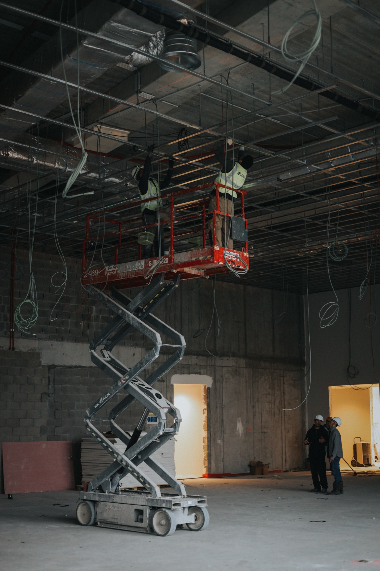 Amplo interior em construção com plataforma elevatória da LEANOV