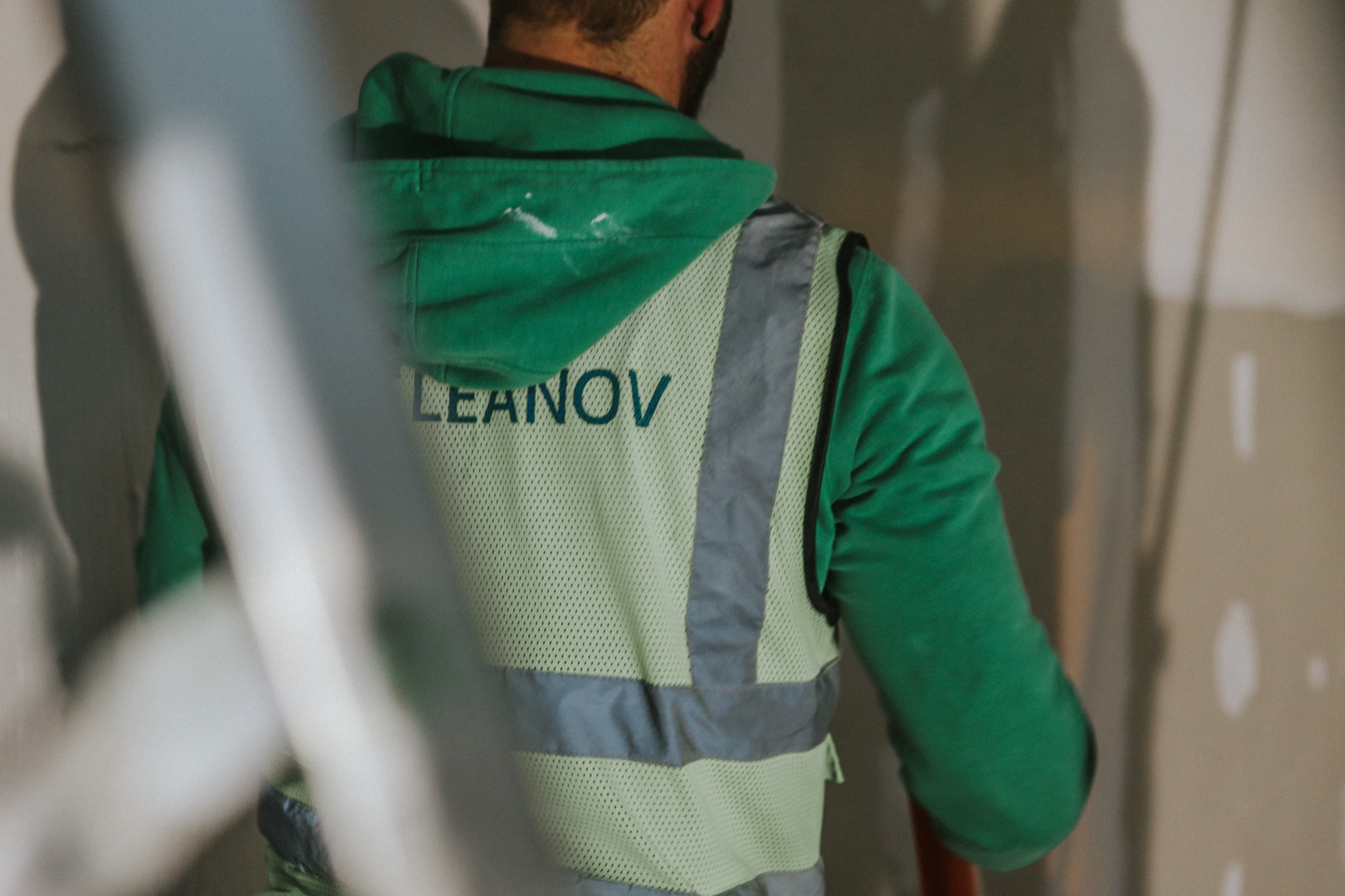Colete de trabalho com a marca LEANOV num operário em obra