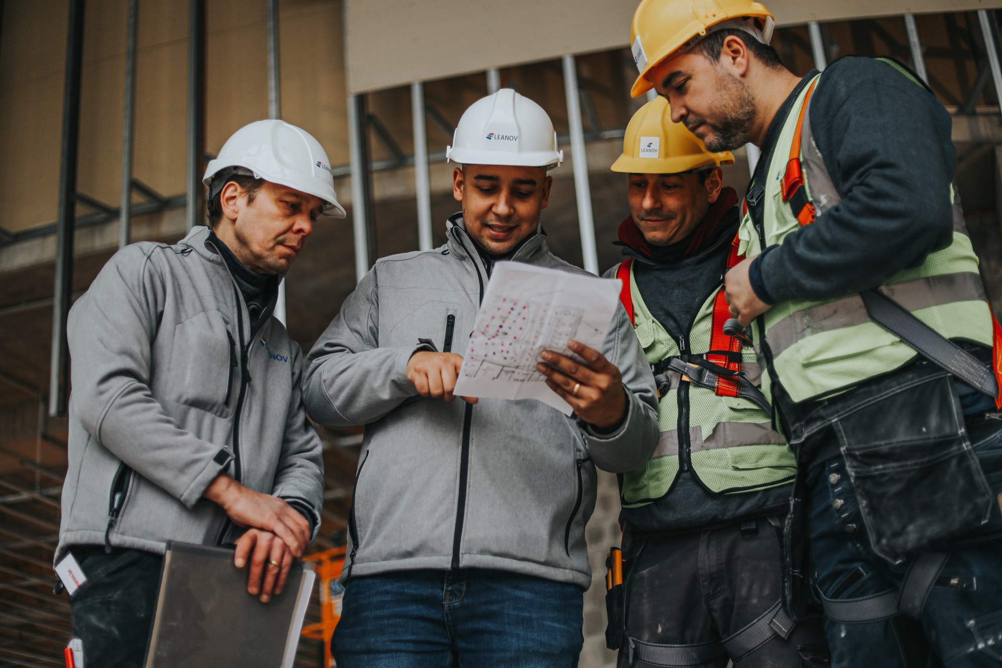 Equipa LEANOV a analisar plantas em obra