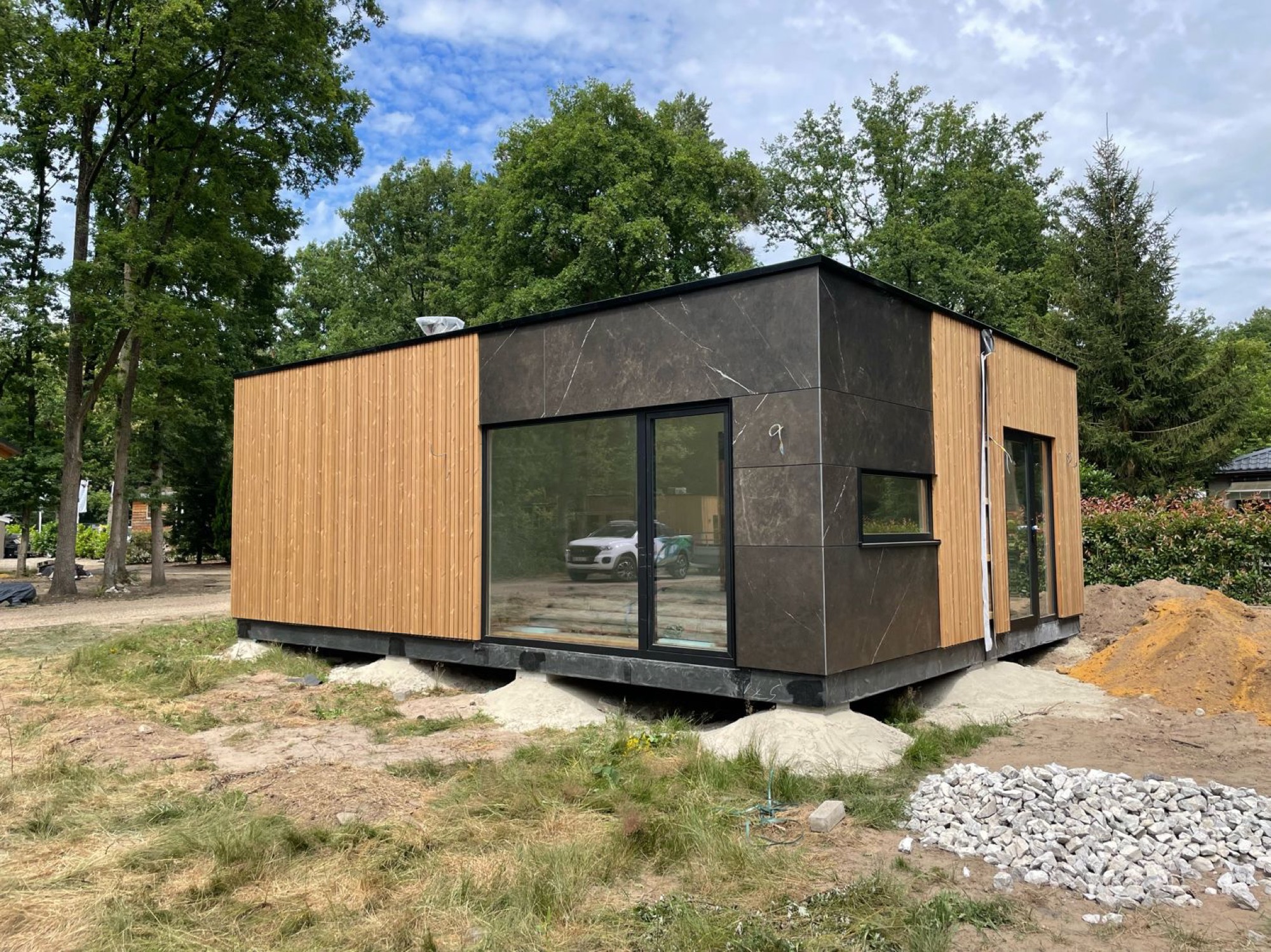 Moradia modular LEANOV concluída em madeira e revestimento cinza