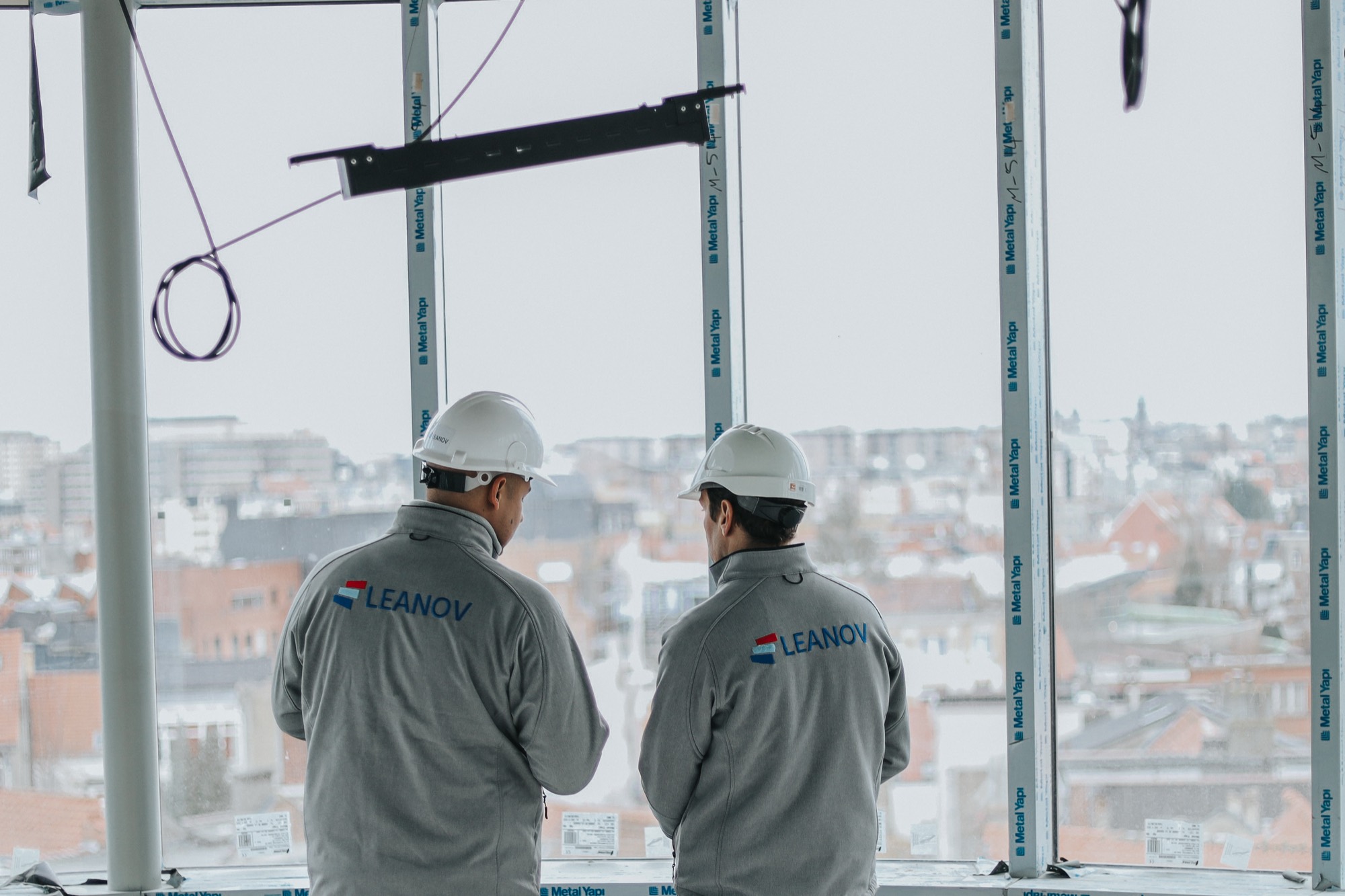 Equipa LEANOV numa obra em Bruxelas, com a cidade ao fundo