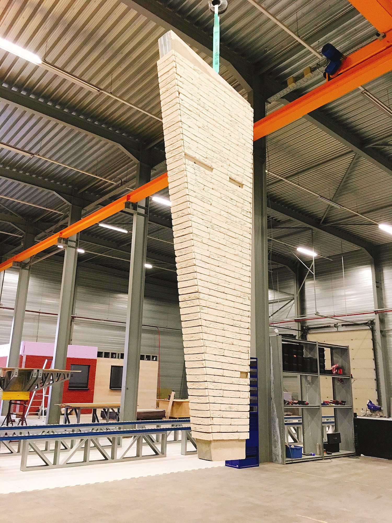 Painel de fachada revestido em produção na fábrica LEANOV