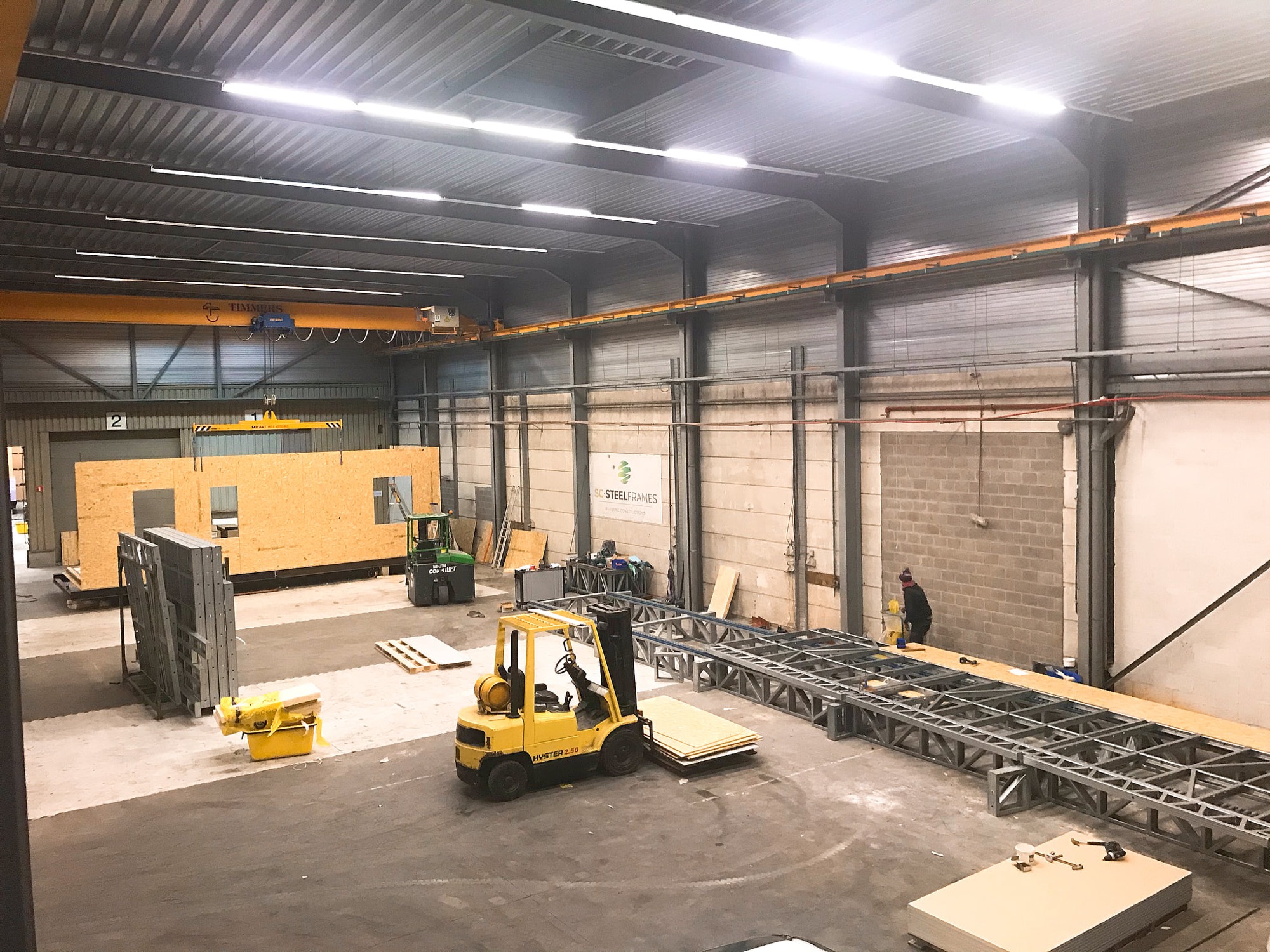 Interior da fábrica LEANOV com linha de produção